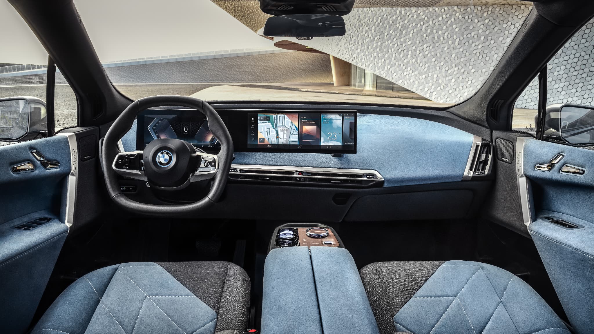 L’habitacle est équipé d'un écran incurvé faisant face au conducteur et intégrant à la fois le combiné d’instrumentation digital de 12,3 pouces et d'un autre de 14,9 pouces, le tout compatible 5G