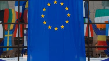 La France fait monter la pression sur ses partenaires européens avant l'ouverture d'un Conseil européen présenté comme décisif pour la zone euro, expliquant qu'un échec menacerait l'Europe et la monnaie unique. /Photo d'archives/REUTERS/Yves Herman