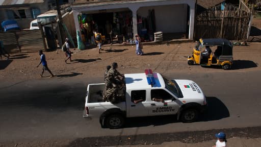 Patrouille de police dans les rues de Hell-Ville, à Nosy Be, vendredi.