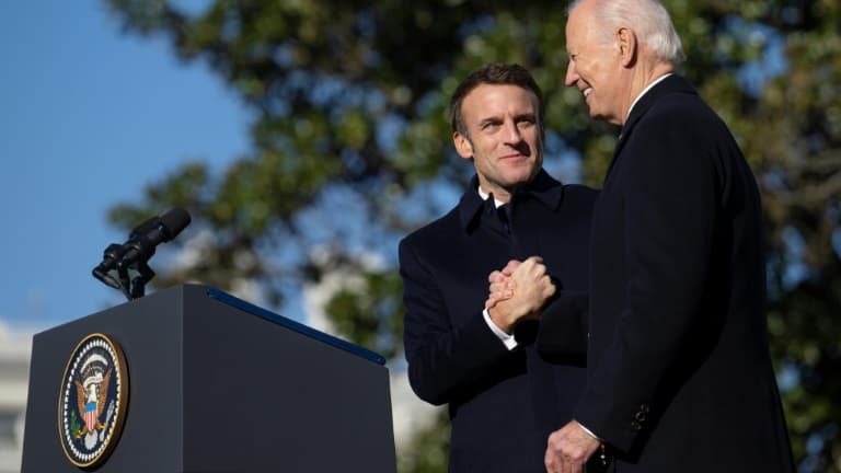 Le président américain Joe Biden et son homologue français Emmanuel Macron lors d'une cérémonie de bienvenue à la Maison Blanche, le 1er décembre 2022 à Washington Le président américain Joe Biden et son homologue français Emmanuel Macron lors d'une cérémonie de bienvenue à la Maison Blanche, le 1er décembre 2022 à Washington