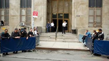 L'entrée du tribunal new-yorkais où une audience se tient jeudi pour décider de la libération sous caution ou non de Dominique Strauss-Kahn. DSK a été inculpé formellement, a annoncé le parquet, qui a répété s'opposer à la libération de l'ex-directeur gén