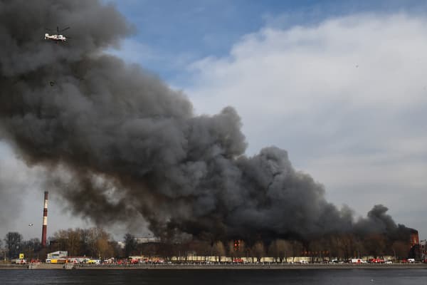 Un gigantesque incendie s'est déclaré le 12 avril 2021 au sein de la manufacture Nevski à Saint-Pétersbourg, en Russie Un gigantesque incendie s'est déclaré le 12 avril 2021 au sein de la manufacture Nevski à Saint-Pétersbourg, en Russie