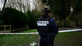 Une policière en surveillance dans un bois de Longjumeau (Essonne) où le corps d'une collégienne de 11 ans, a été retrouvé le 8 février 2025