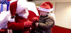 Un père noël utilise la langue des signes pour communiquer avec une petite fille malentendante 