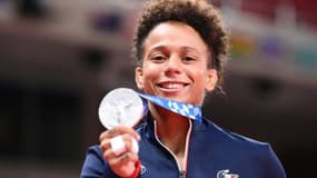 Amandine Buchard fière de sa médaille d'argent dans la catégorie -52 kg aux JO de Tokyo, le 25 juillet 2021