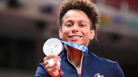 Amandine Buchard fière de sa médaille d'argent dans la catégorie -52 kg aux JO de Tokyo, le 25 juillet 2021