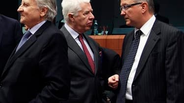 Le président de la Banque centrale européenne Jean-Claude Trichet, le ministre portugais des Finances Fernando Teixeira dos Santos et le commissaire européen aux Affaires économiques et monétaires Olli Rehn (de gauche à droite), lors d'une réunion à Bruxe