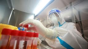 Un technicien dans un laboratoire de dépistage du Covid-19 à Yangzhou, en Chine, le 13 août 2021. Photo d'illustration