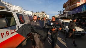 Des personnes portent les corps de proches tués lors du bombardement israélien à l'hôpital Al-Najar de Rafah, dans le sud de la bande de Gaza, le 12 février 2024.