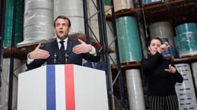 Emmanuel Macron et une interprète en langue des signes française lors d'une visite dans une usine de masques à Saint-Barthélemy-d'Anjou, près d'Angers, le 31 mars 2020 (photo d'illustration)