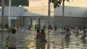 Des supermarchés d'Acapulco, au Mexique, ont été pillés à la suite des intempéries.