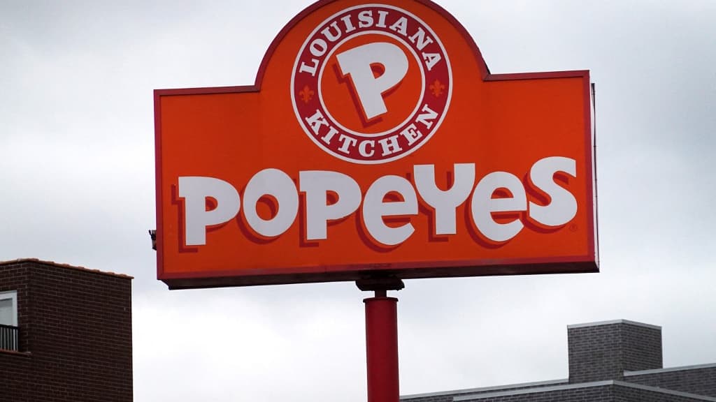 L'enseigne d'un restaurant Popeyes à Chicago (États-Unis) en mai 2021. L'enseigne d'un restaurant Popeyes à Chicago (États-Unis) en mai 2021.