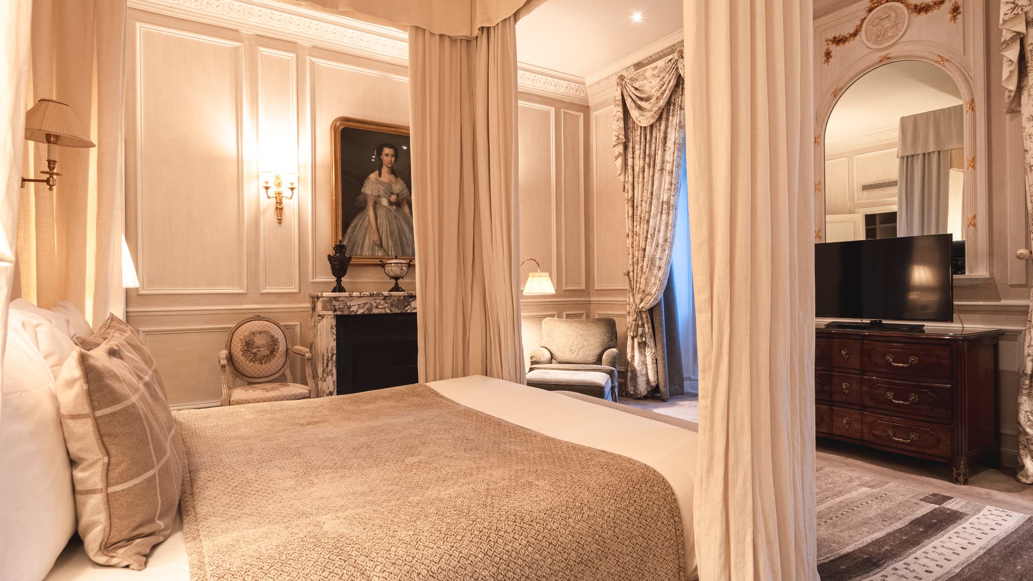La chambre Prestige Impératrice Victoria du Domaine Les Crayères de Reims.
