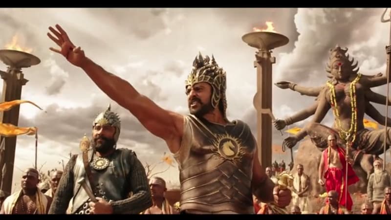 Baahubali raconte la guerre entre deux frères pour un royaume de l'Inde médiévale. Salué par la critique, il est le film le plus cher jamais produit dans le sous-continent. 
