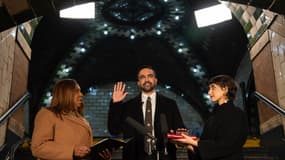 Zohran Mamdani prête serment comme 112e maire de New York devant la procureure générale de l'État de New York, Letitia James (à gauche), aux côtés de son épouse, Rama Duwaji (à droite), dans l'ancienne station de métro City Hall, le 1er janvier 2026 à New York.