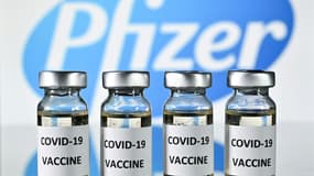 Des ampoules de vaccin contre le Covid-19 du laboratoire Pfizer, le 17 novembre 2020