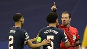 Danny Makkelie avec Marquinhos et Hakimi lors de Real-PSG, le 9 mars 2022