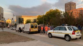 Des volontaires de la Croix Rouge auprès de migrants installés place de l'Etoile à Strasbourg, vendredi 19 août 2022.