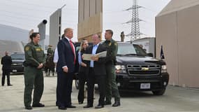 Donald Trump a passé en revue les prototypes de mur mardi.