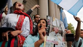 Devant la cathédrale de Buenos Aires. En larmes ou en prières, les Argentins ont investi les églises mercredi pour célébrer l'élection surprise d'un des leurs comme premier pape sud-américain de l'histoire, beaucoup d'entre eux disant espérer que l'archev