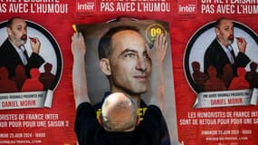 Un militant socialiste colle des affiches pour la tête de liste PS-Place publique aux élections européennes, Raphaël Glucksmann, à Lyon, le 5 mai 2024.