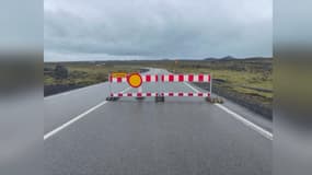 Une route barrée proche de Grindavik, en Islande, novembre 2023 