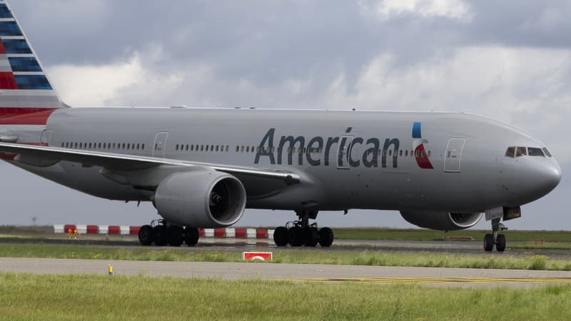 Un avion de la compagnie American Airlines sur le tarmac de l'aéroport de Roissy-Charles-de-Gaulle, le 18 août 2014.