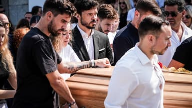 Rúben Neves (t-shirt noir) aux côtés de la femme du défunt Diogo Jota, lors de l'enterrement de l'attaquant de Liverpool, le 5 juillet 2025.