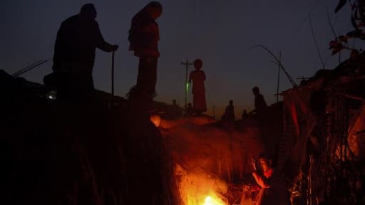 Image d'illustration d'enfant rohingya réfugié se réchauffant dans un camp au Bangladesh le 8 janvier 2018