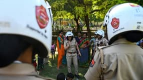 Des policières d'une unité spéciale uniquement composée de femmes patrouillent le 14 juin 2017 dans la ville de Jaipur (nord-ouest de l'Inde) pour lutter contre les violences faites aux femmes