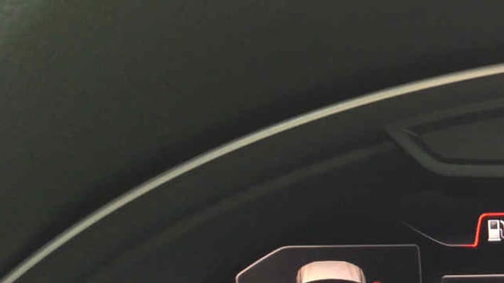 A gauche, le schéma en forme de route indique en orange l'autonomie grâce au moteur thermique. En vert s'afficherait aussi l'autonomie en mode tout électrique, mais notre batterie est déjà vide. A gauche, le schéma en forme de route indique en orange l'autonomie grâce au moteur thermique. En vert s'afficherait aussi l'autonomie en mode tout électrique, mais notre batterie est déjà vide.