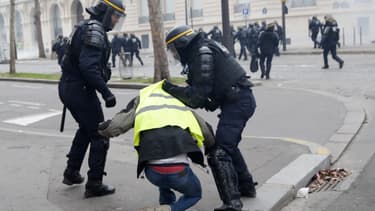 Une interpellation d'un manifestant à Paris, le 8 décembre 2018.