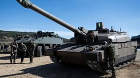 Un char Leclerc rénové au camp militaire de Canjuers dans le département du Var, dans le sud-est de la France, le 4 mars 2025