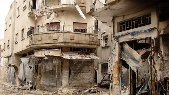 Immeubles en partie détruits dans la vieille ville de Homs. Le gouvernement syrien devrait faire un "geste de bonne volonté" en appliquant immédiatement le cessez-le-feu prévu dans le plan de paix en six points de Kofi Annan qu'il a accepté, a déclaré ven