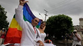 Un militant homosexuel, Ignacio Estrada, 31 ans, a épousé samedi une transexuelle, Wendy Iriepa, 37 ans, à La Havane, une première à Cuba, alors que le même jour était célébré le 85e anniversaire de Fidel Castro. /Photo prise le 13 août 2011/REUTERS/Desmo