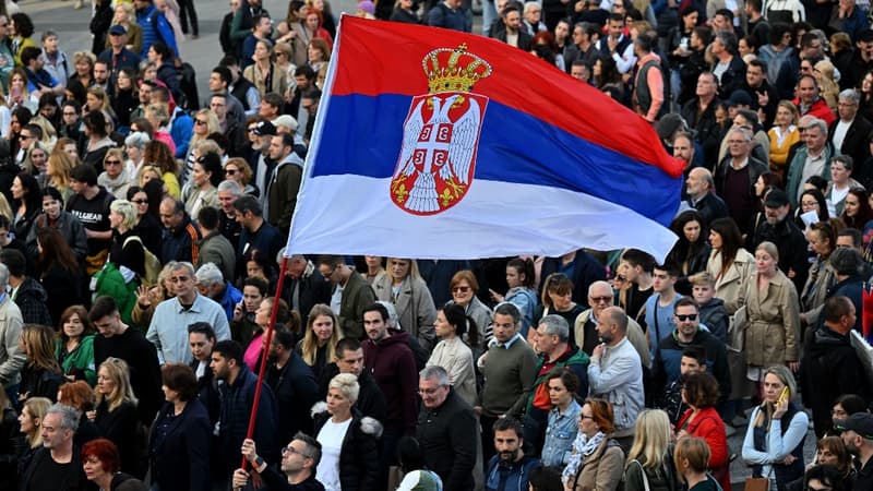 Des milliers de Serbes ont protesté le 8 mai contre la violence à Belgrade, après deux fusillades qui ont choqué le pays.