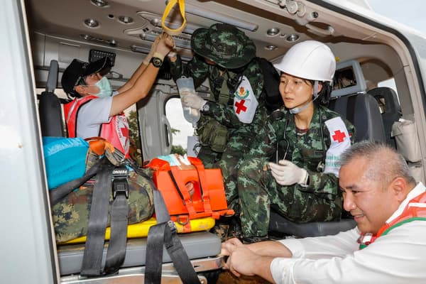 Les secouristes ont répété samedi un exercice d'évacuation afin d'être prêt une fois le contact établi avec les 12 enfants bloqués dans une grotte, en Thaïlande. Les secouristes ont répété samedi un exercice d'évacuation afin d'être prêt une fois le contact établi avec les 12 enfants bloqués dans une grotte, en Thaïlande.