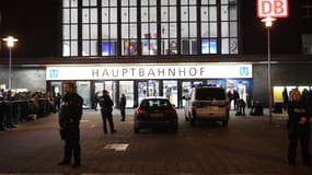 Des policiers devant la gare de Düsseldorf, le 9 mars 2017.