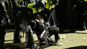 Une arrestation lors d'une manifestation propalestinienne interdite à Amsterdam le 13 novembre 2024