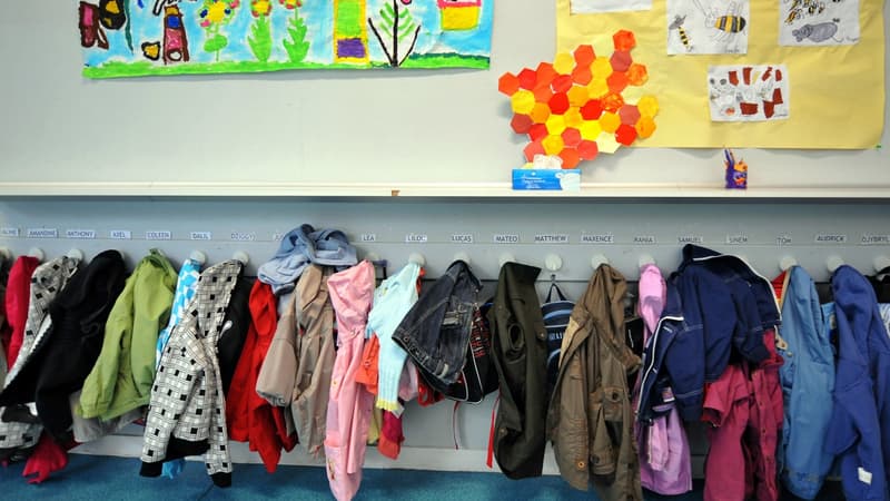 Cartables et vêtements accrochés dans le vestiaire d'une école de Caen le 2 septembre 2008. (Photo d'illustration)