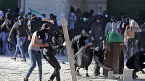 Des manifestants palestiniens affrontent la police israélienne dans l'enceinte de la mosquée Al-Aqsa à Jérusalem, le 15 avril 2022.
