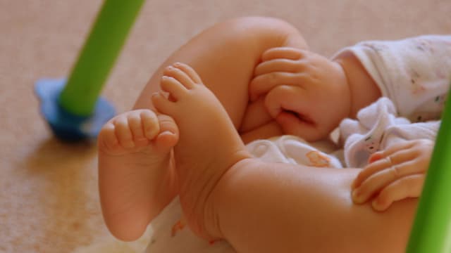 Les bébés dormiraient plus longtemps sans leurs parents.