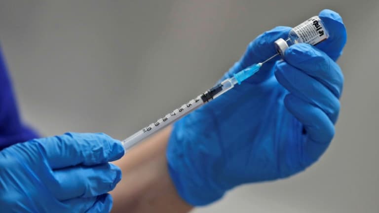 Une infirmière britannique s'apprête à injecter une première dose du vaccin de l'alliance américano-allemande Pfizer-BioNTec le 8 décembre 2020 au Guy's Hospital de Londres