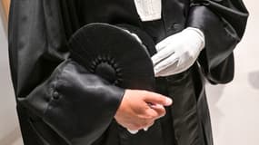 Un magistrat tenant son chapeau dans la main au tribunal de Paris, le 1er septembre 2023. (Photo d'illustration)