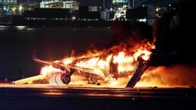 Un avion de la compagnie Japan Airlines a pris feu ce mardi 2 décembre sur une piste de l'aéroport international de Tokyo-Haneda