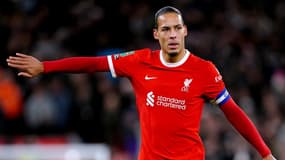 le capitaine des Reds de Liverpool, Virgil van Dijk, replace ses troupes à Anfield, le 10 janvier 2024.