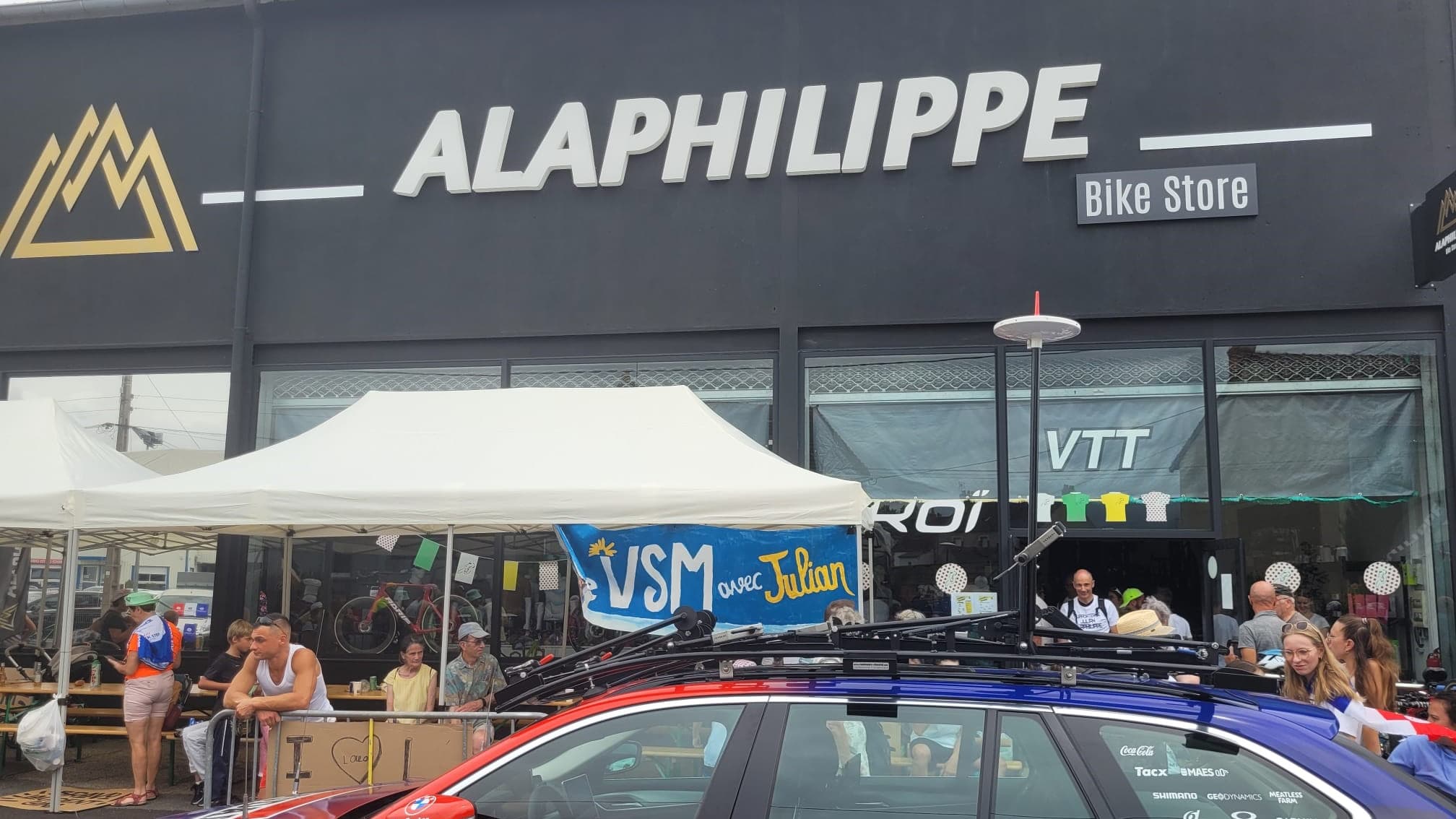 Boutique de la famille Alaphilippe à Montluçon, 12 juillet 2023