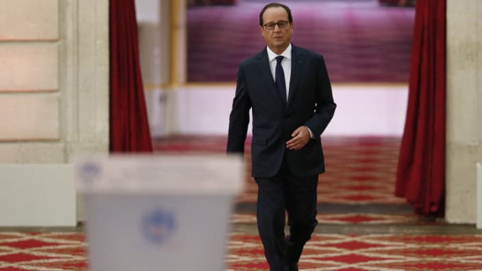 François Hollande arrive à son pupitre, le 18 septembre, lors d'une conférence de presse à l'Elysée.