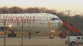 L'avion détourné après son atterrissage forcé, en Suisse, lundi matin.