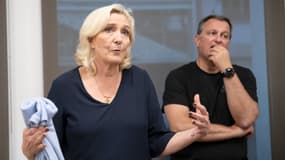 La présidente du groupe parlementaire du Rassemblement national (RN), Marine Le Pen, à côté du vice-président du RN et maire de Perpignan Louis Aliot, au Congrès de la Nouvelle-Calédonie à Nouméa, en Nouvelle-Calédonie, le 29 mai 2025.